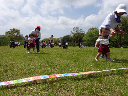 はとぐみさんがかけっこしているところ
